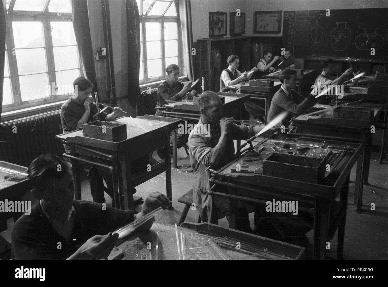 Germany - Deutschland ca. 1950, Thüringen, Glasbläser bei der Lehre Stock Photo