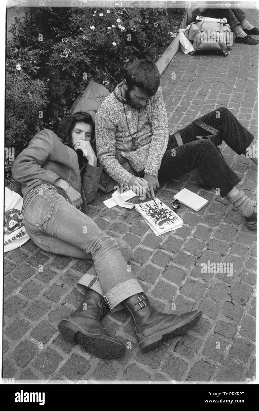 Netherlands - Amsterdam ca. 1960, Jugendliche beim Treffpunkt internationaler Jugend, 60er Jahre, Gammler Stock Photo