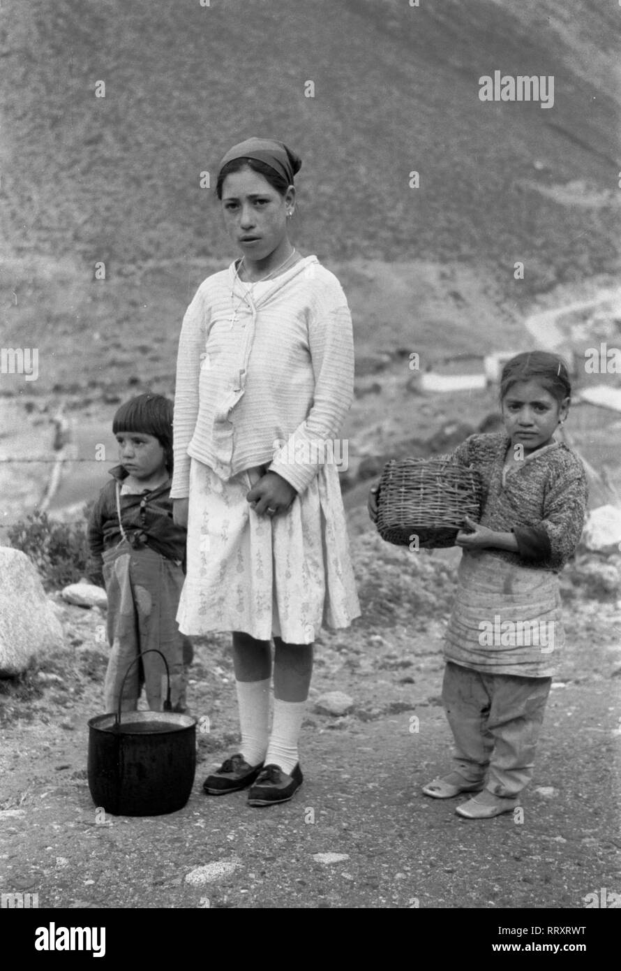 Venezuela - Venezuela ca. 1950, Kinder eines Indianerdorfs vor den Anden. Children of an native village near the Andes, ca. 1950. Stock Photo