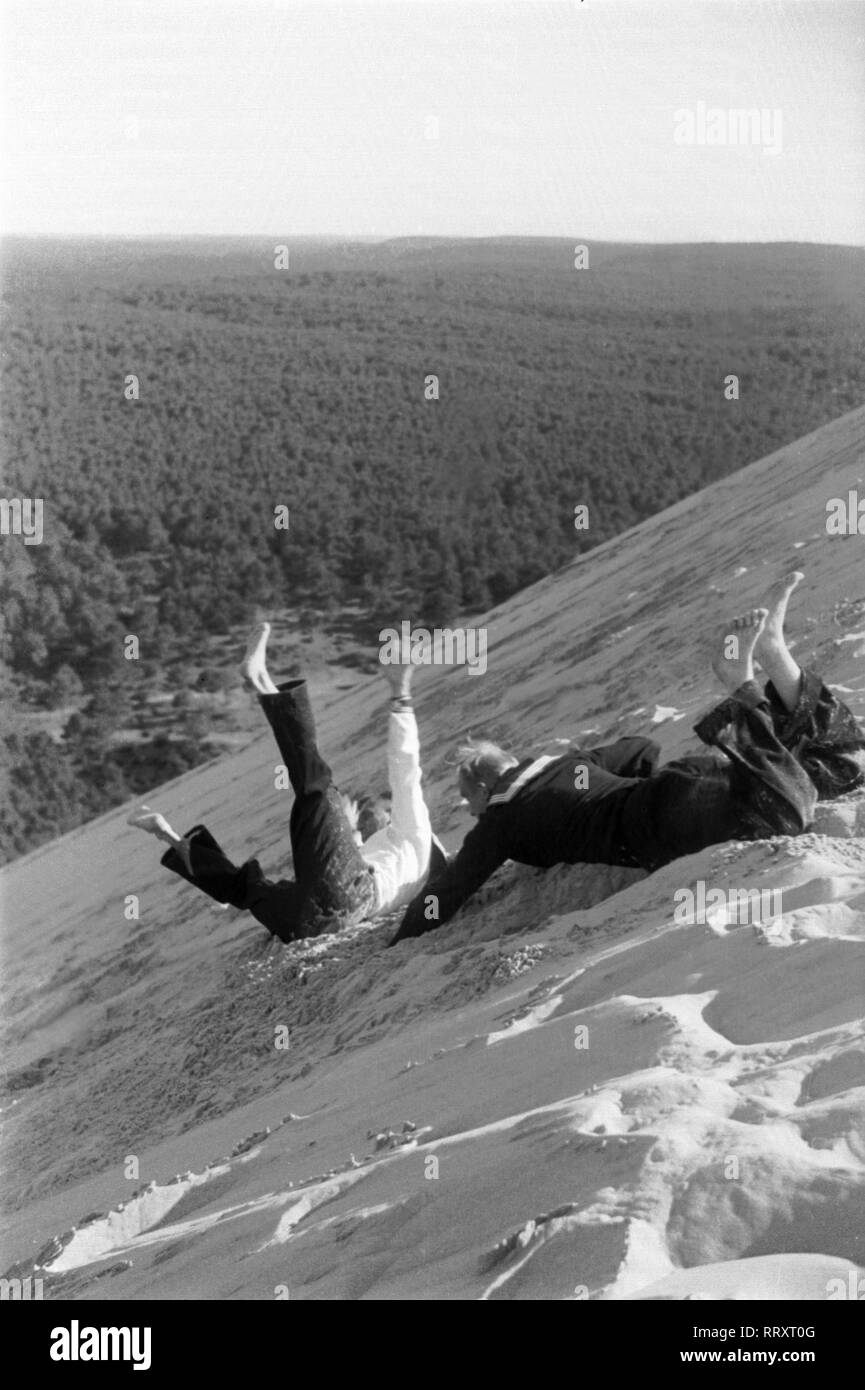 Frankreich - France in 1940s. Arcachon -  fun on a sand dune. Photo by Erich Andres Frankreich, Arcachon, Männer haben Spaß, 1940er Jahre. Stock Photo