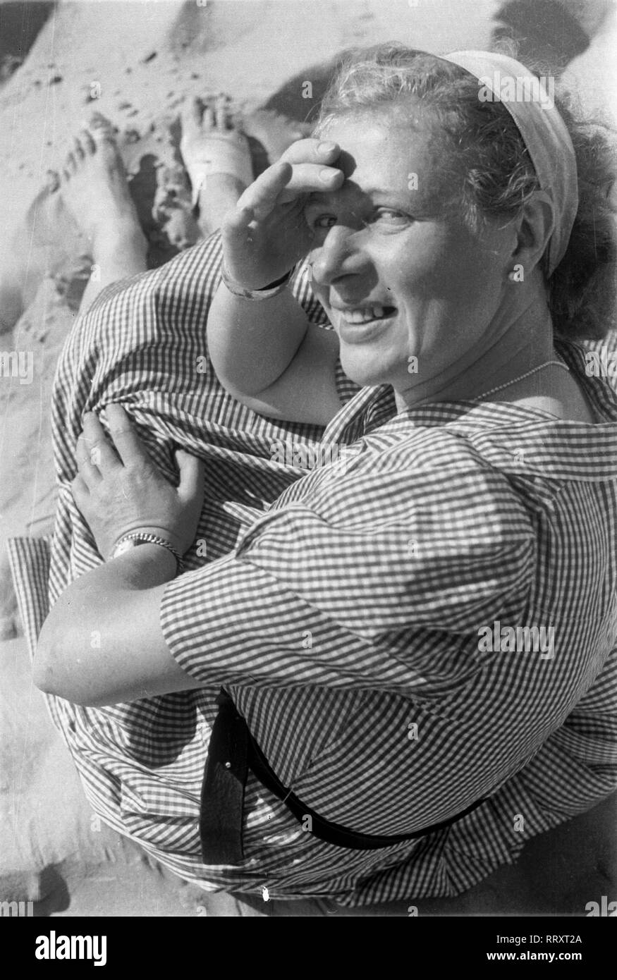 Frankreich - France in 1940. Arcachon - woman on the beach - blinded by the sun. Photo by Erich Andres. Frankreich ca. 1940, Arcachon, Frau wird von der Sonne geblendet Stock Photo
