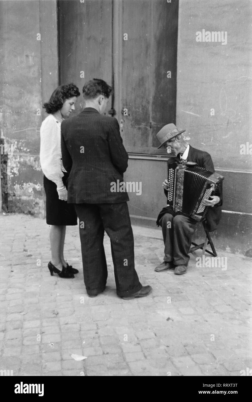 Frankreich - France in 1950. Busker in Bordeaux. Photo by Erich Andres Frankreich ca. 1950, Strassenmusiker in Bordeaux Stock Photo