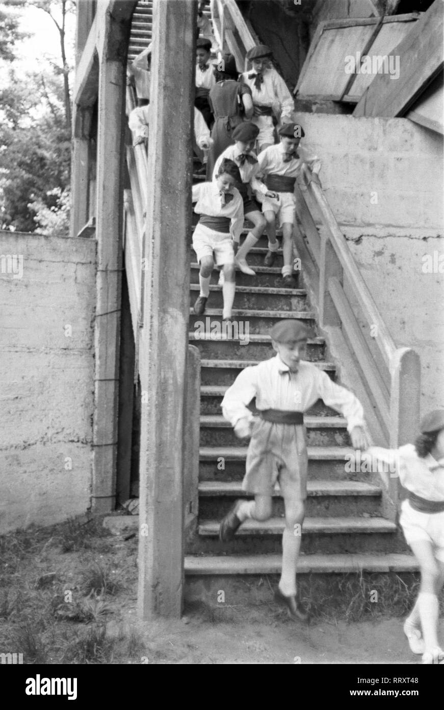 Frankreich - Southern France in 1950s. Basque region. children on a stairway. Photo by Erich Andres Frankreich ca. 1950, Baskenland, Kinder auf der Treppe Stock Photo