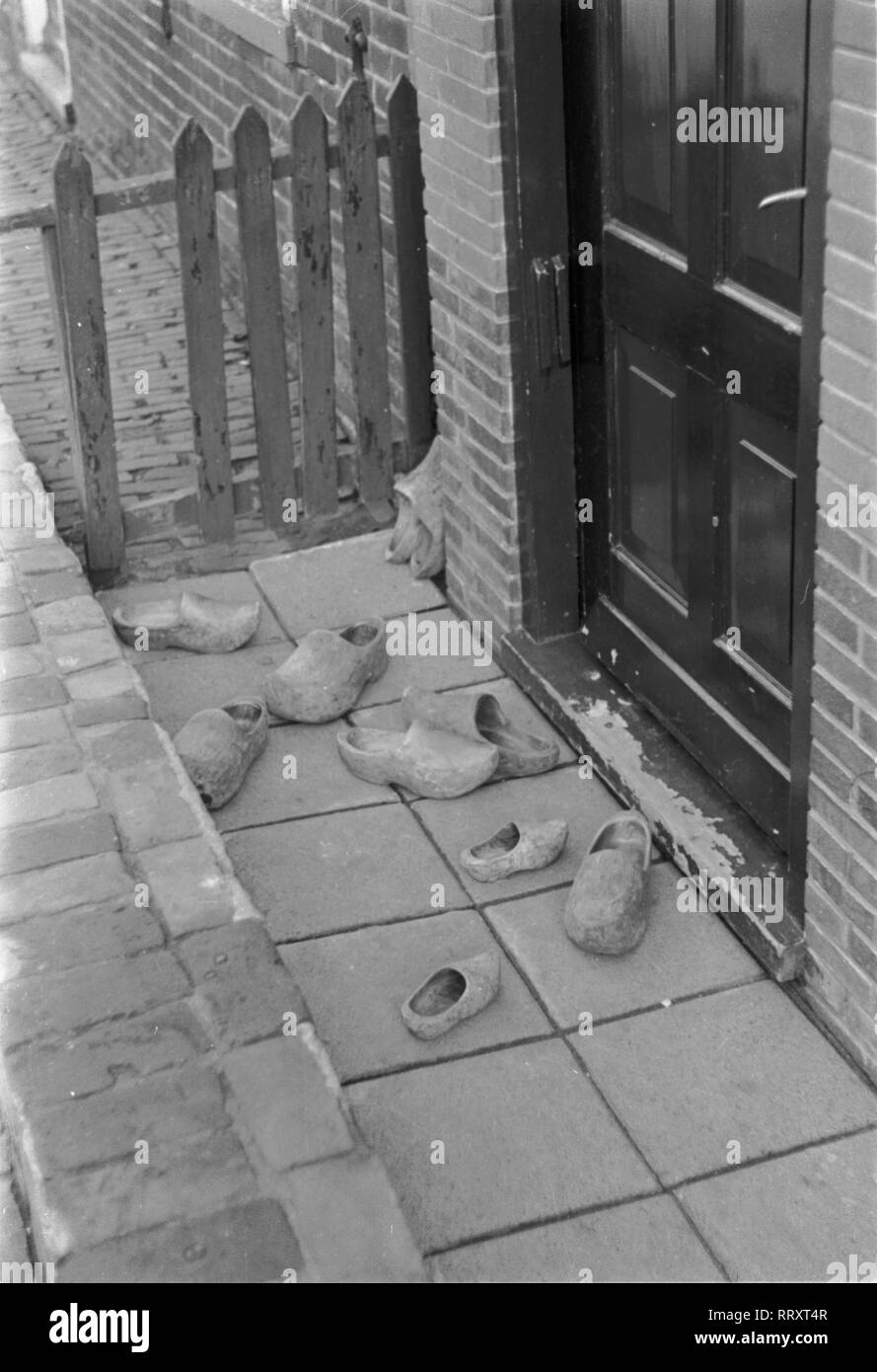 Netherlands - Niederlande ca. 1950, Holzschuhe vor einem Hauseigang. Clogs in front of aan entrance to a house. Stock Photo