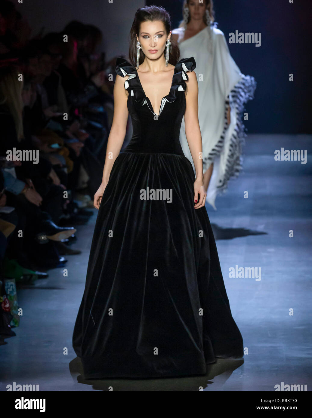New York, New York - February 10, 2019: Bella Hadid walks the runway at Prabal Gurung Fall Winter 2019 Fashion Show Stock Photo - Alamy New York, New York - February 10, 2019: Bella Hadid walks the runway at Prabal Gurung Fall Winter 2019 Fashion Show Stock Photo - Alamy
