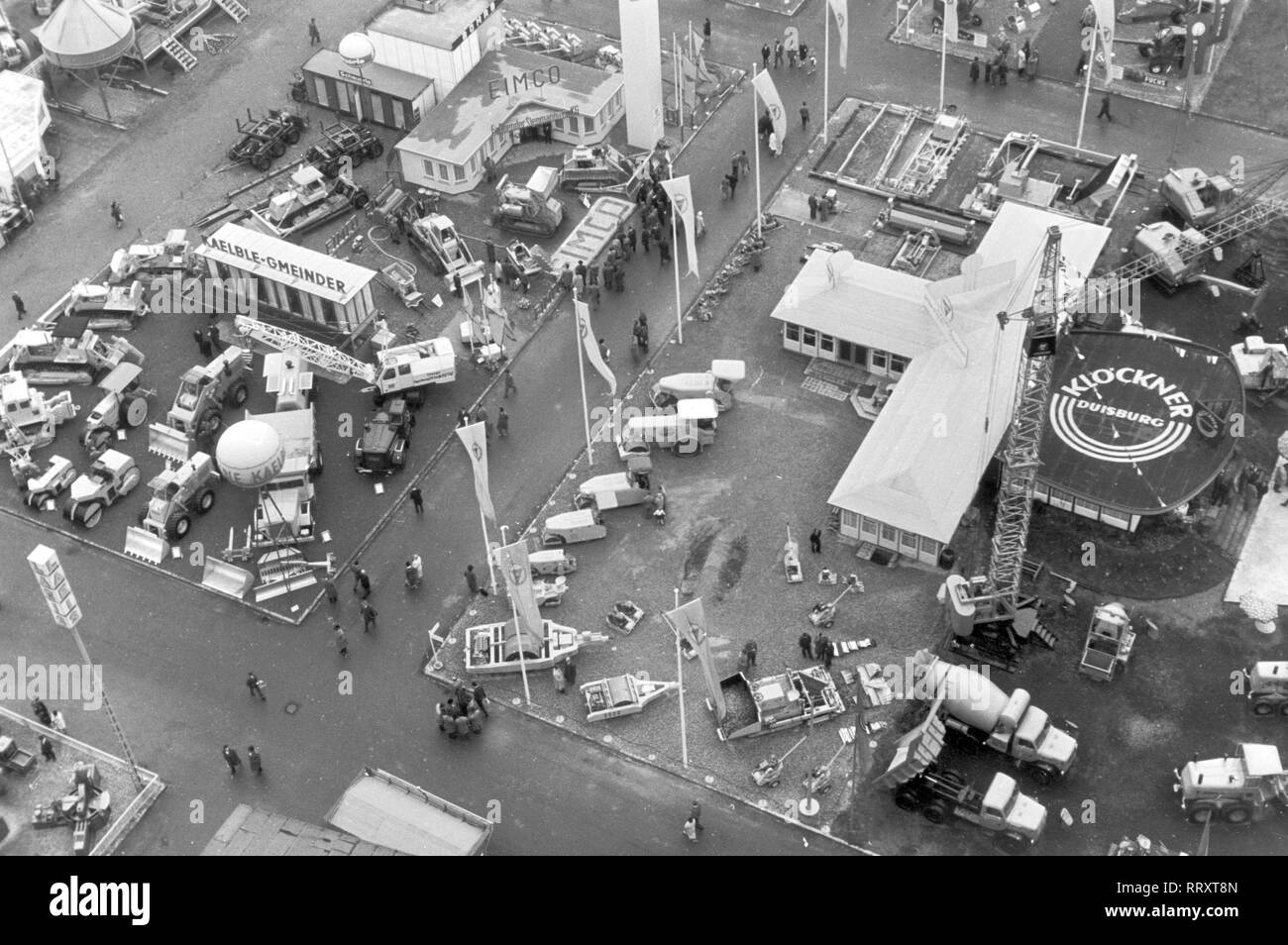 Germany - Deutsche Industriemesse 1961 in Hannover, Sicht vom Hermesturm, Stände diverser Kraftfahrzeug-Werke Stock Photo