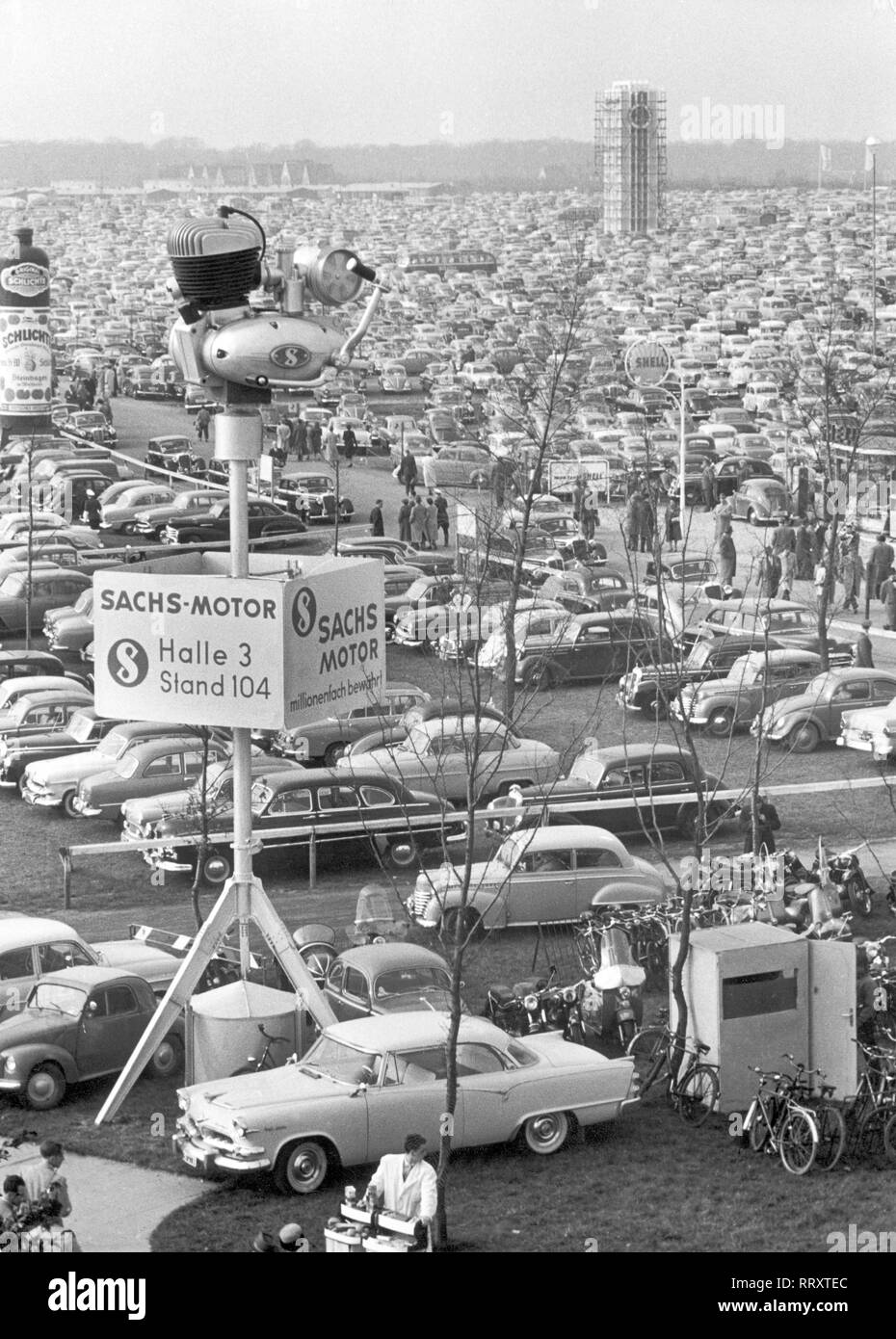 Germany - Deutschland: Deutsche Industriemesse 1956 in Hannover, Die interessantesten Autoformen Europas auf dem Parkplatz der Messe Hannover. Cars in a parking area at Hanover trade show. Stock Photo