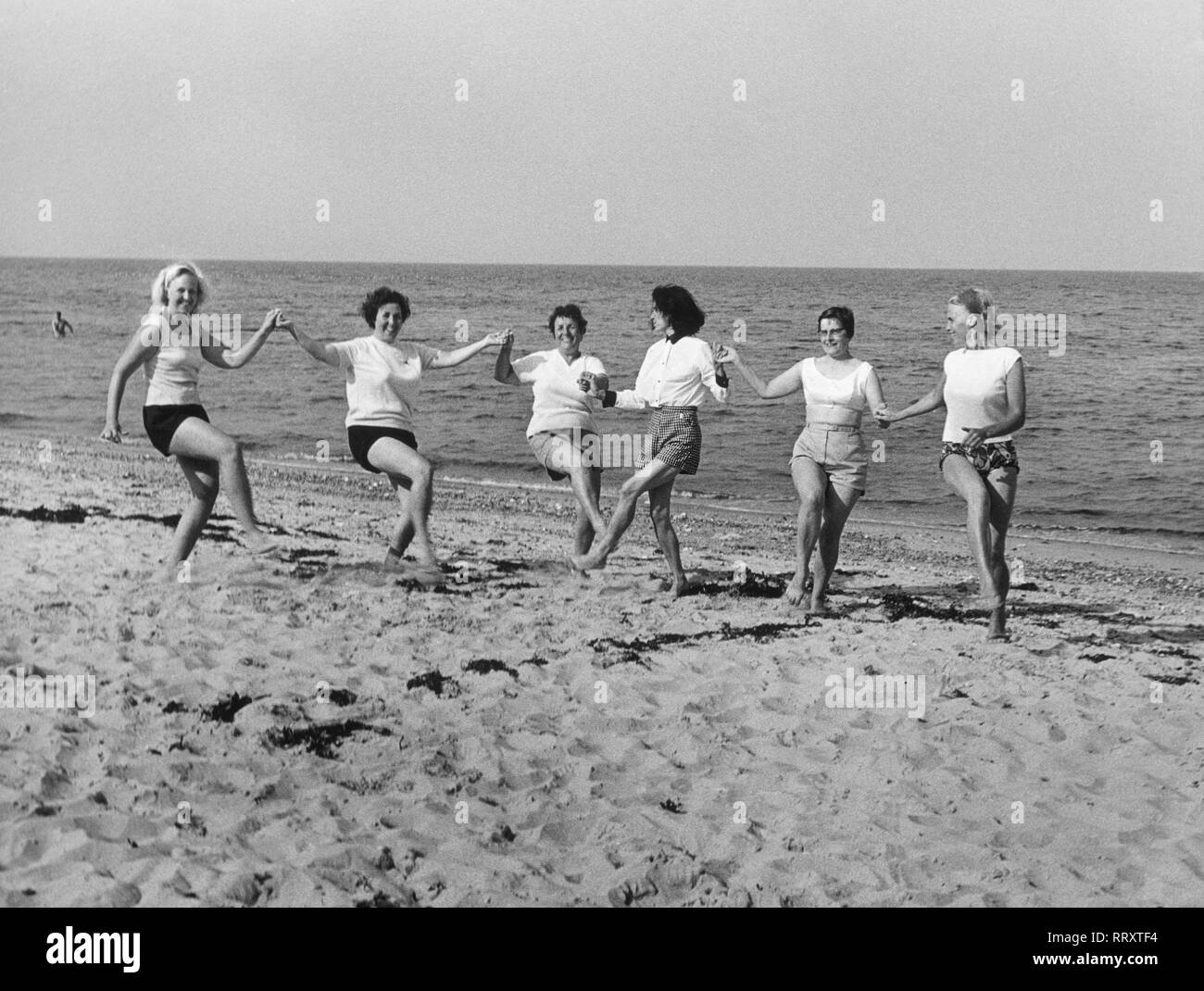 Germany - Frauen am Strand der Ostsee, Müttergenesungswerk, Deutschland um 1952 Stock Photo