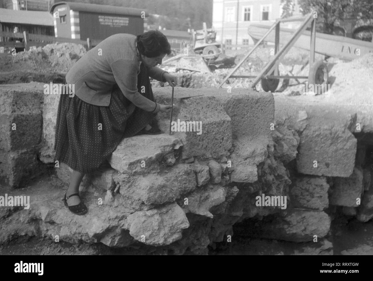 Austria - Österreich 1957, Archäologin bei Ausgrabungen in Salzburg Stock Photo