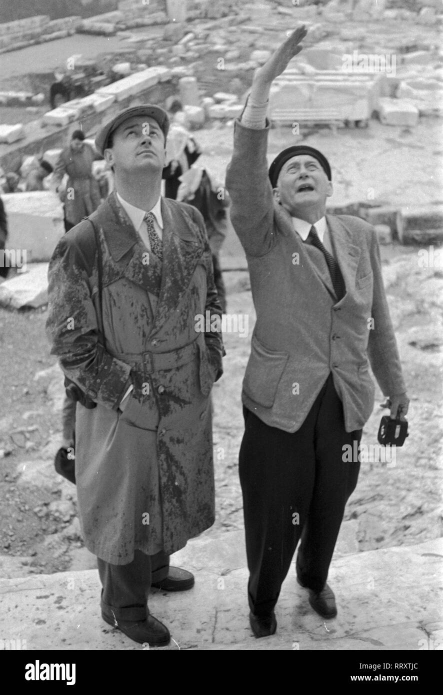 Greece - Männer bei einer Besichtigung in Athen, Griechenland, 1954. Men during a sightseeing tour at Athens, Greece 1954. Stock Photo