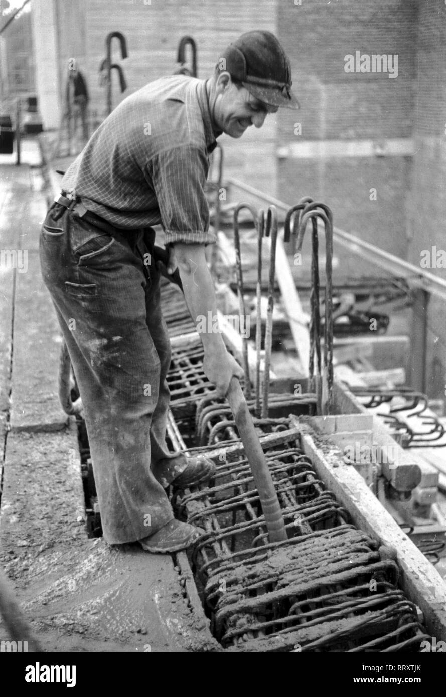 Germany - Deutschland ca. 1950, Bauarbeiter in Düsseldorf Stock Photo