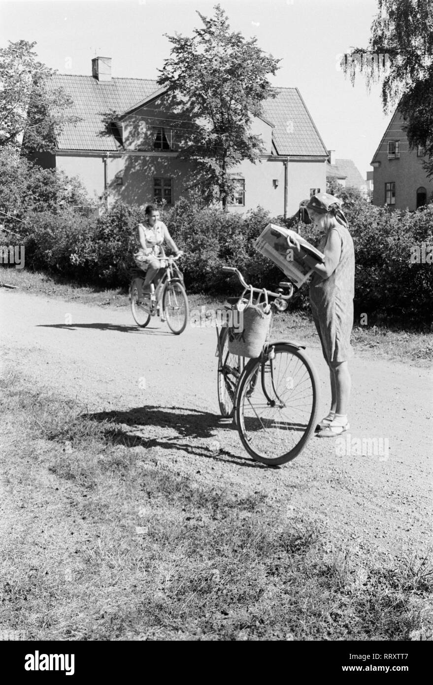 Sweden - Frau beim Zeitung Lesen auf der Strasse, Schweden Stock Photo