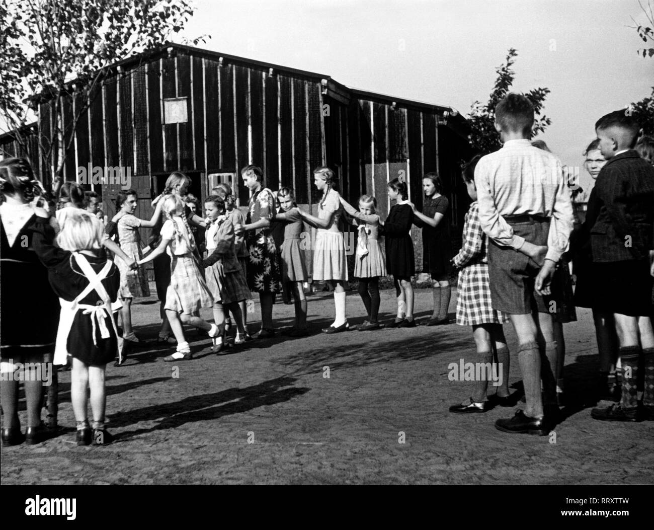 Great-Britain - Kinder auf dem Schulhof, England. School kids having their break, United Kingdom. Aufnahme ca. 1965 Stock Photo