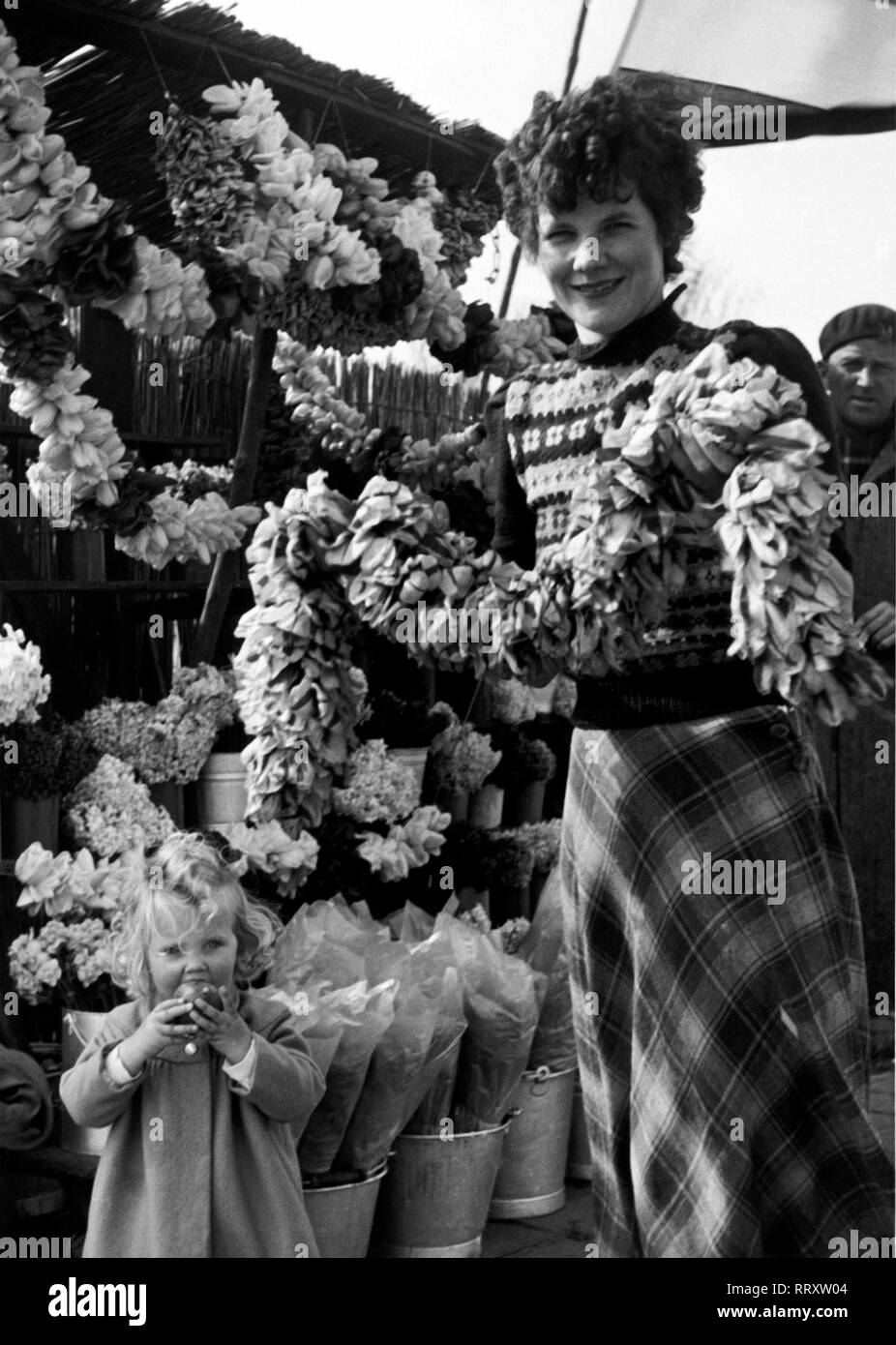 Travel to Holland - Holland, part of the Netherlands - woman selling garlands and flowers. Blumenverkäuferin in den Niederlanden. Image date circa 1956. Photo Erich Andres Stock Photo