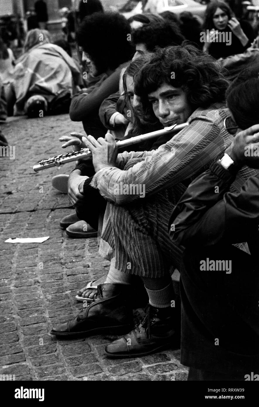 Netherlands - Der 'Dam' in Amsterdam, Treffpunkt der Hippies, Aufnahme Anfang 70er Jahre 60er Jahre, Gammler Stock Photo