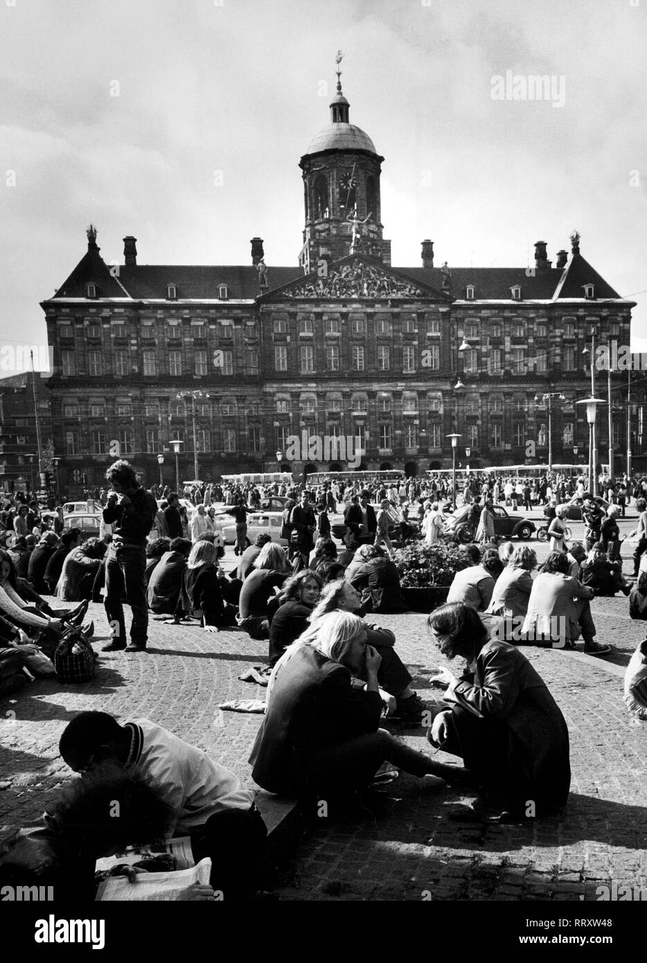 Netherlands - Der 'Dam' in  Amsterdam, Treffpunkt der Hippies.  Aufnahme Anfang 70er Jahre 60er Jahre, Gammler Stock Photo