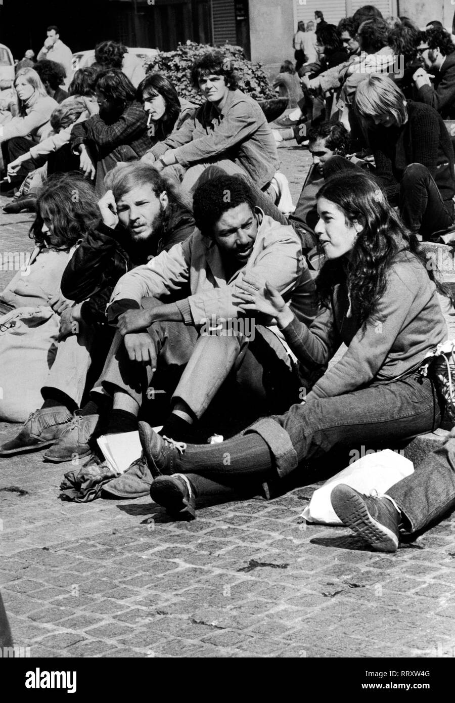Netherlands - Der 'Dam' in  Amsterdam, Treffpunkt der Hippies.  Aufnahme Anfang 70er Jahre 60er Jahre, Gammler Stock Photo