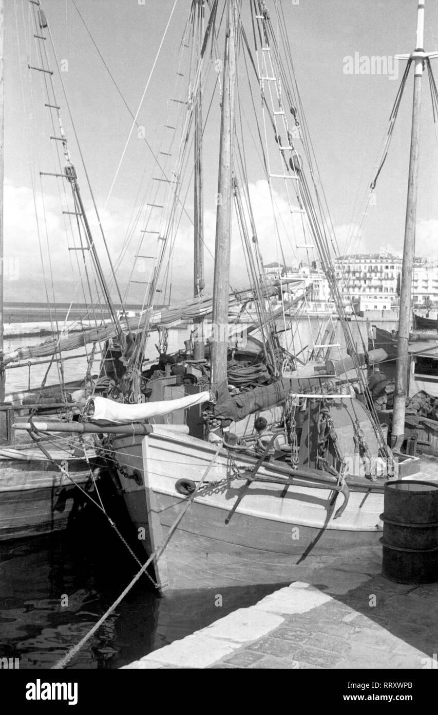 Griechenland, Greece - Die Schiffe und Boote liegen ruhig im Hafen vor Anker, Griechenland 1950er Jahre, Ships and boats anchoring quietly in the harbor, Greece, 1950s. Stock Photo