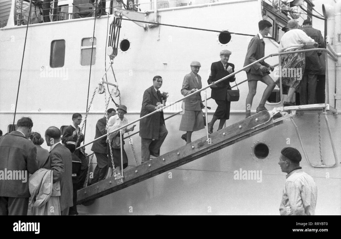 Griechenland, Greece - Touristen gehen an Bord ihres Kreuzfahrtschiffes im Hafen von Korfu, Griechenland, 1950er Jahre. Tourists boarding their cruise liner at the harbor of Korfu, Greece, 1950s. Stock Photo