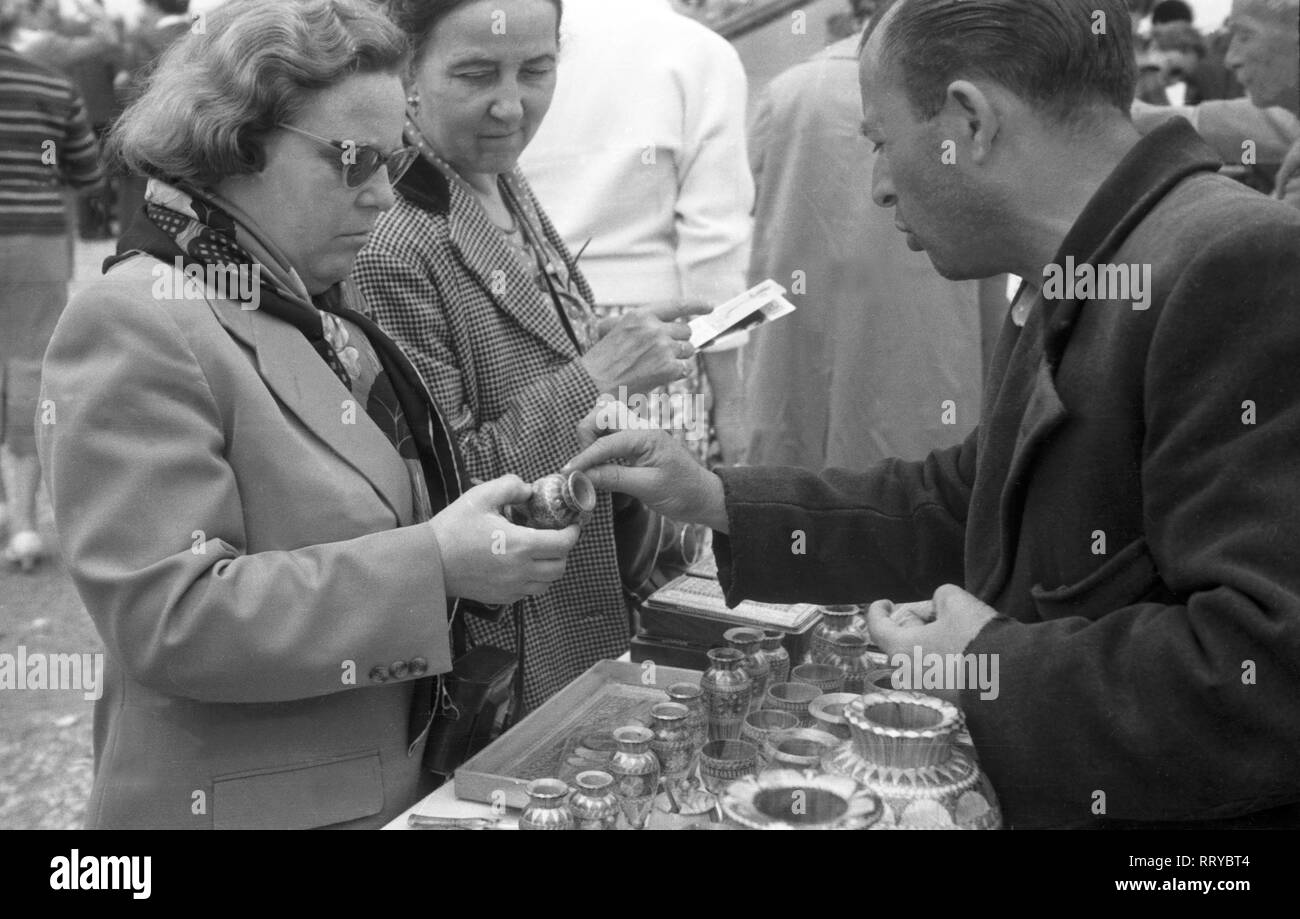 Griechenland, Greece - Zwei Urlauberinnen kaufen beim Souvenierhändler ihre Andenken an Korfu, Griechenland, 1950er Jahre. Two tourists buying their souvenirs of Korfu at a vendor, Greece, 1950s. Stock Photo