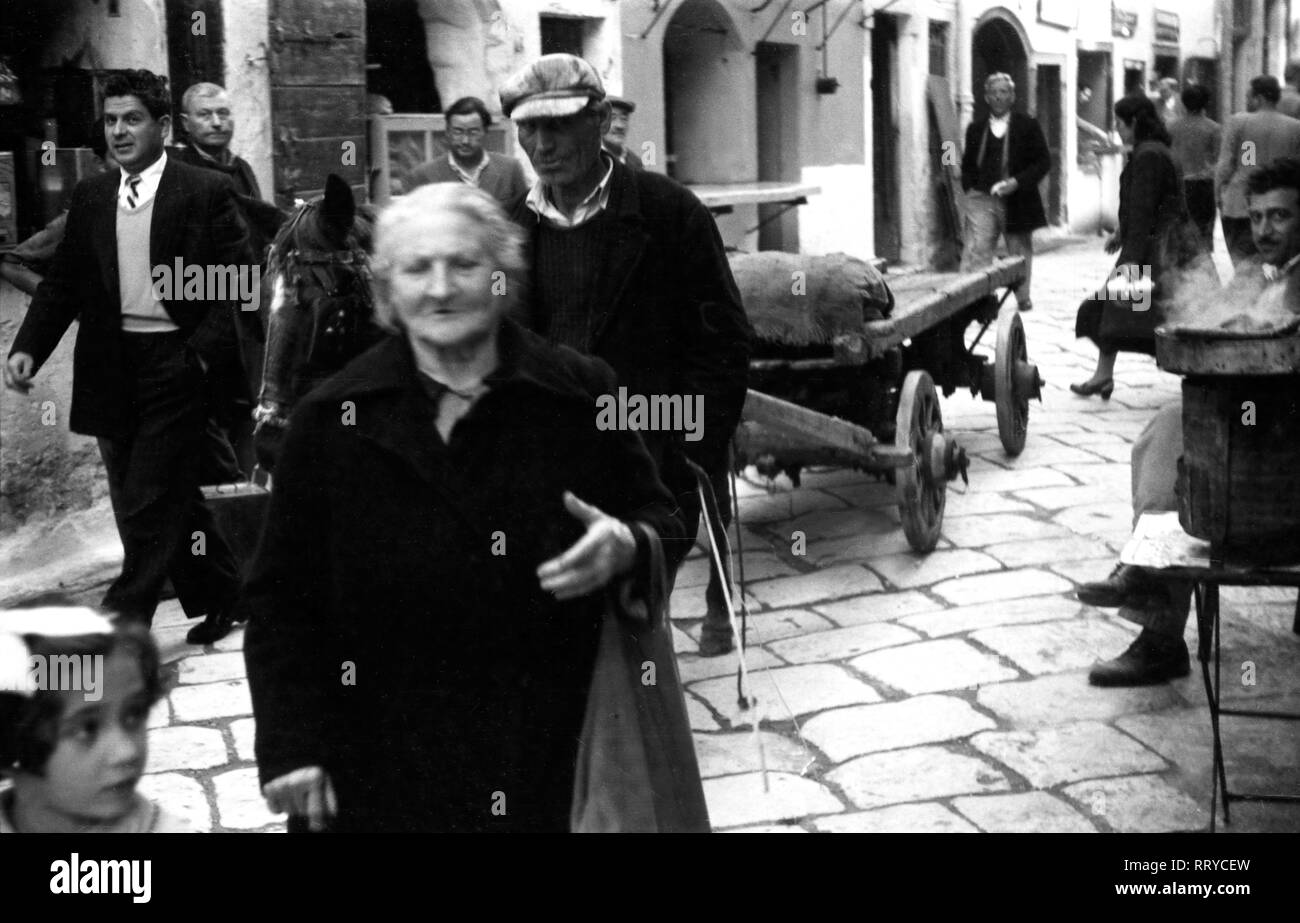 Griechenland, Greece - Blick auf das lebhafte Treiben in einer Gasse auf Korfu, Griechenland, 1950er Jahre. View to a busy lane at Korfu, Greece, 1950s. Stock Photo