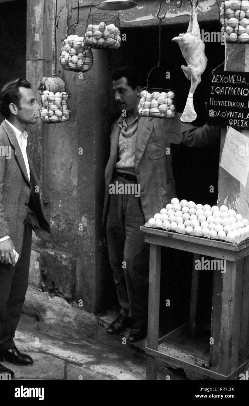 Griechenland, Greece - Beim Eier- und Geflügelhändler auf Korfu, Griechenland, 1950er Jahre. At the egg and poultry shop at Korfu, Greece, 1950s. Stock Photo