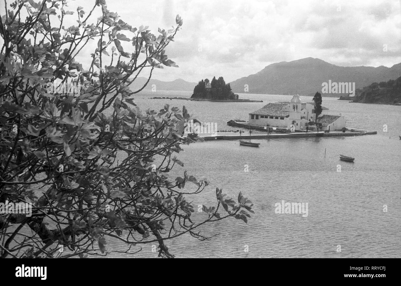 Griechenland, Greece - Zwei der Insel Korfu vorgelagerte Inseln mit Wohnbauten darauf, Griechenland, 1950er Jahre. Two islands in front of Korfu, with houses, Greece, 1950s. Stock Photo