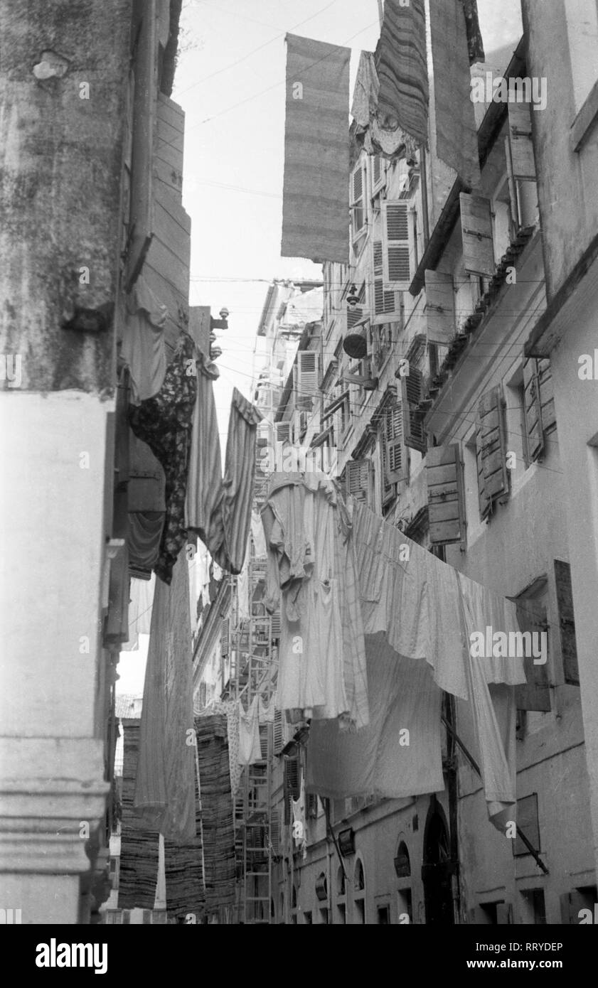 Griechenland, Greece - Eine enge, kleine Gasse auf Korfu, zugehangen mit frischer Wäsche, Griechenland, 1950er Jahre. A little lane at Korfu, decorated with the washing, Greece, 1950s. Stock Photo