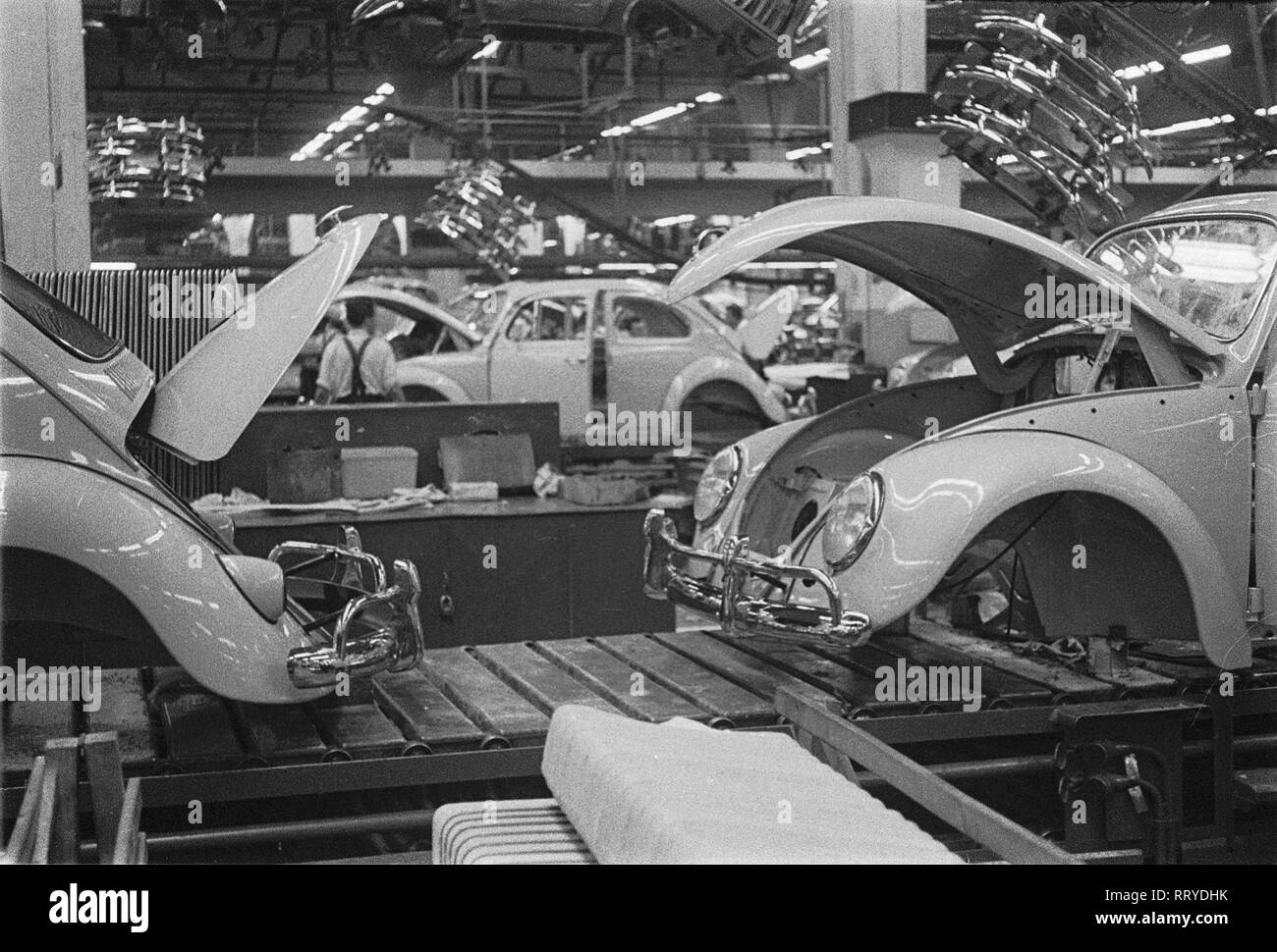 VW Werk 1962 - VW Werk, Wolfsburg, 1962. VW Käfer Fertigung. Montagefließband Volkswagen Factory in Wolfsburg/Germany, 1962. VW Beetle production, assembly lines Stock Photo