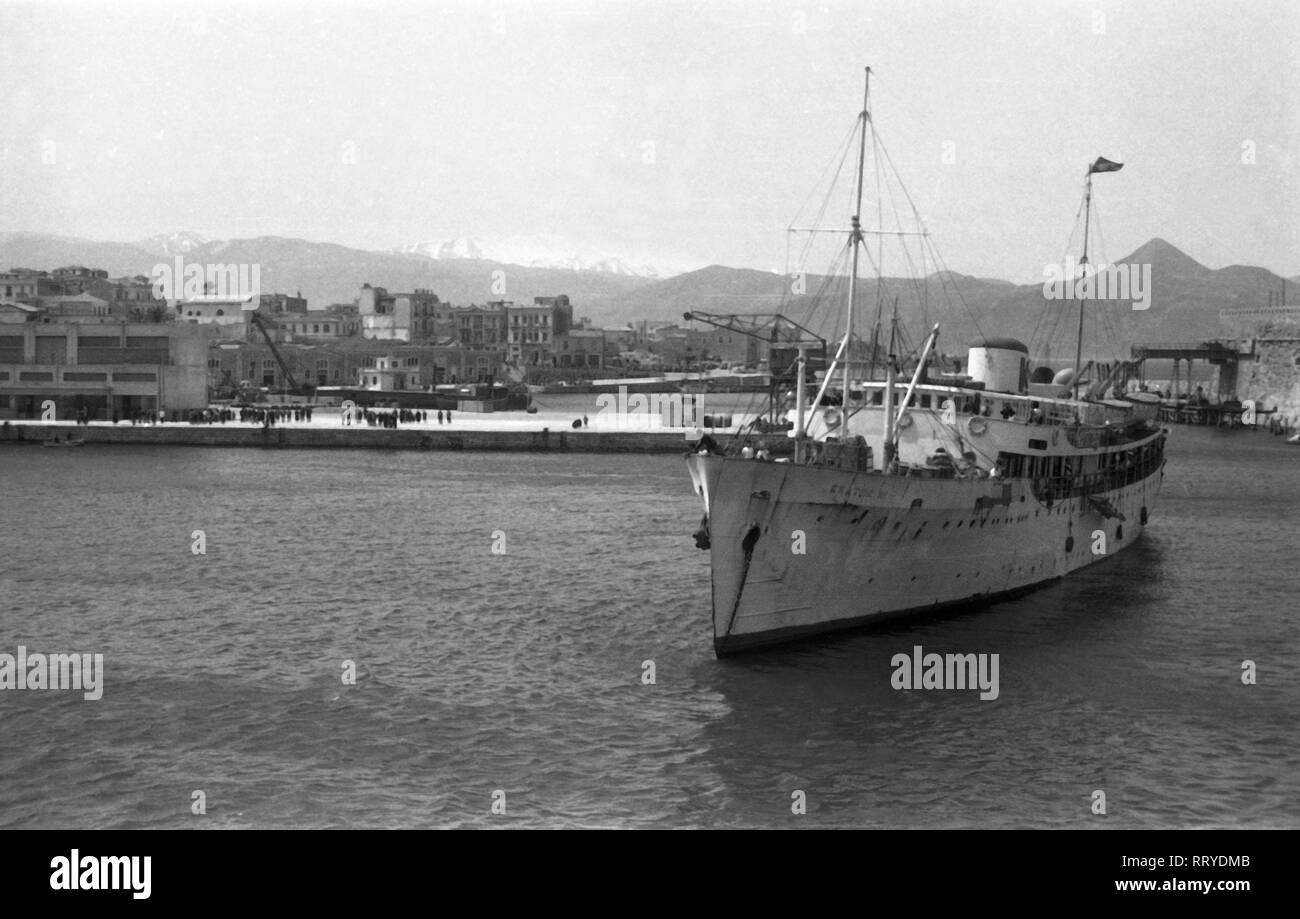 Griechenland, Greece - Ein Kommen und Gehen herrscht im Hafen, Griechenland 1950er Jahr. Out and about the harbor, Greece, 1950s. Stock Photo