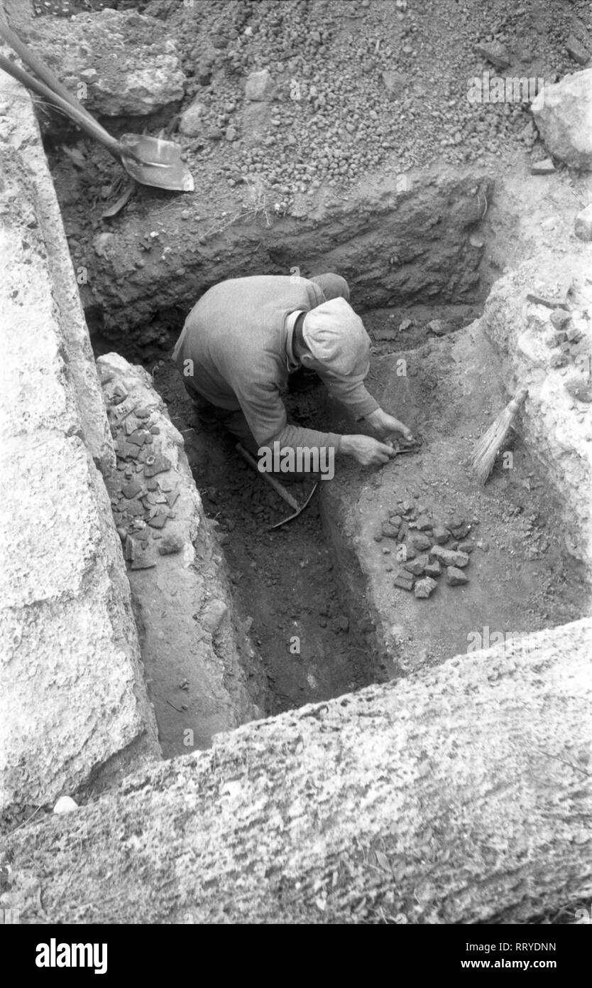 Griechenland, Greece - Ein Archäologie bei seiner Arbeit, Griechenland, 1950er Jahre. An archaeologist digging in the past, Greece 1950s. Stock Photo