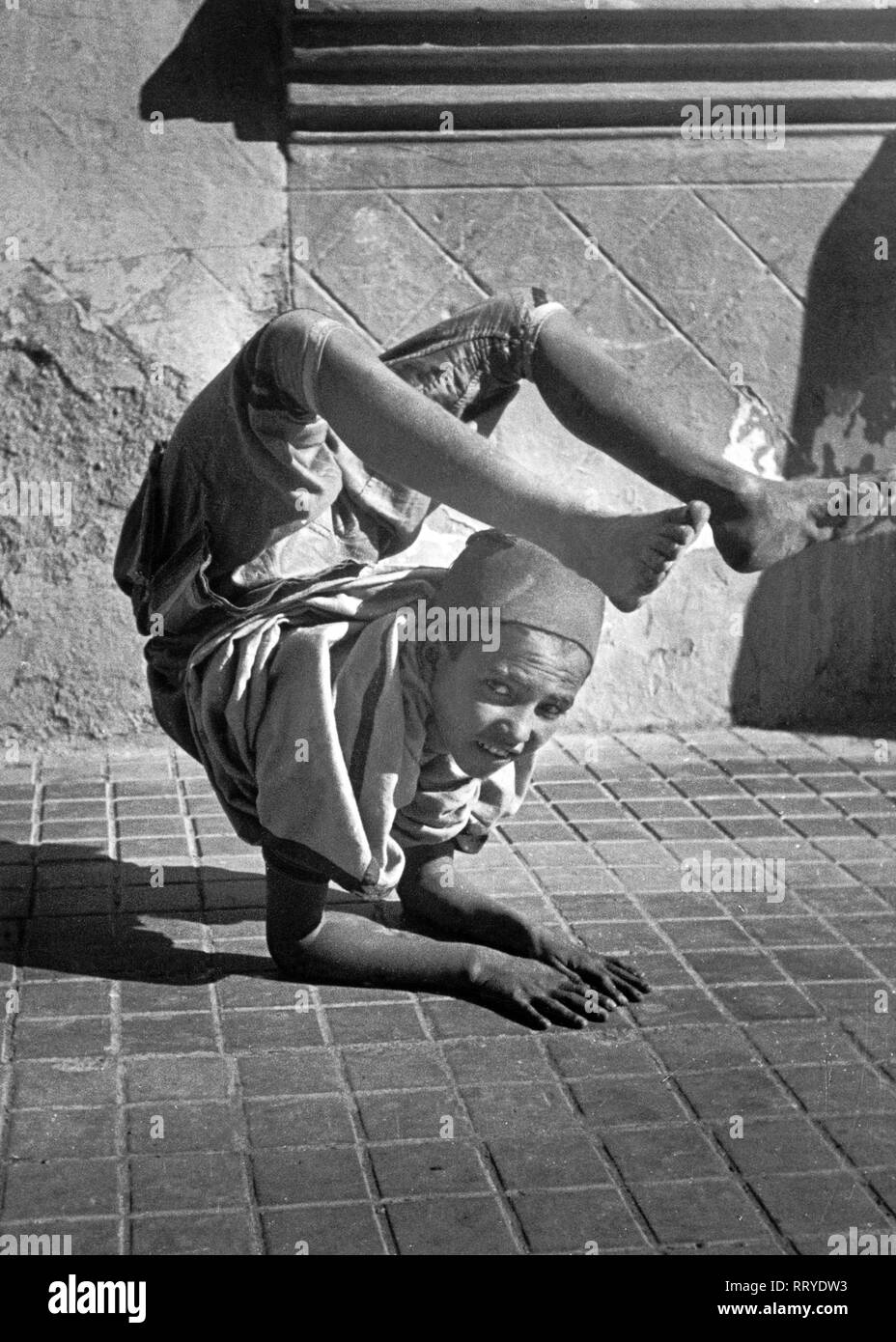 Marocco - Junge bei artistischer Vorführung in Tetuan, Marokko, ca. 1954 Stock Photo