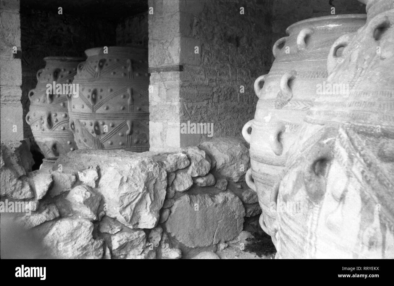 Griechenland, Greece - Amphoren in der Ausgrabungszone des Palastes von Knossos auf Kreta, Griechenland 1950er Jahre. Amphorae at the archaeological site of Knossos Palace, Crete, Greece 1950s. Stock Photo