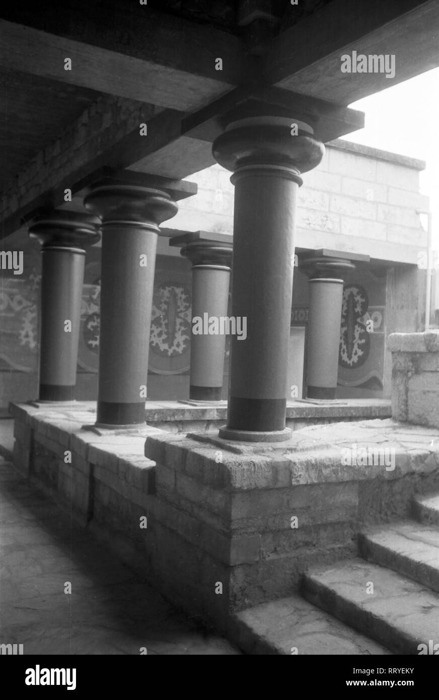 Griechenland, Greece - Säulen im Palast von Knossos auf der Insel Kreta, Griechenland, 1950er Jahre. Columns at Knossos Palace on the island of Crete, Greece, 1950s. Stock Photo