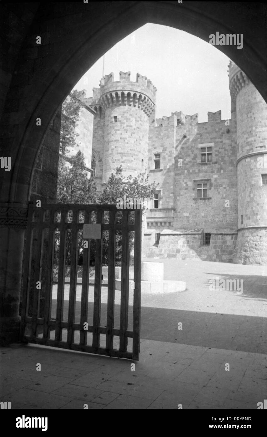 Griechenland, Greece - Eingang durch einen Torbogen zum Hof einer Festungsanlage in Griechenland, 1950er Jahre. Entrance through an archway to the courtyard of a stronhold in Greece, 1950s. Stock Photo