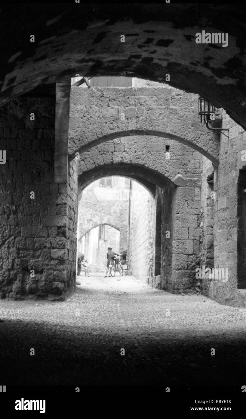 Griechenland, Greece - Interessante Architektur verbindet mehrere Häuser durch verschiedene Höfe, Griechenland, 1950er Jahre. An interesting architectzure connects several blocks through several courtyards, Greece, 1950s. Stock Photo