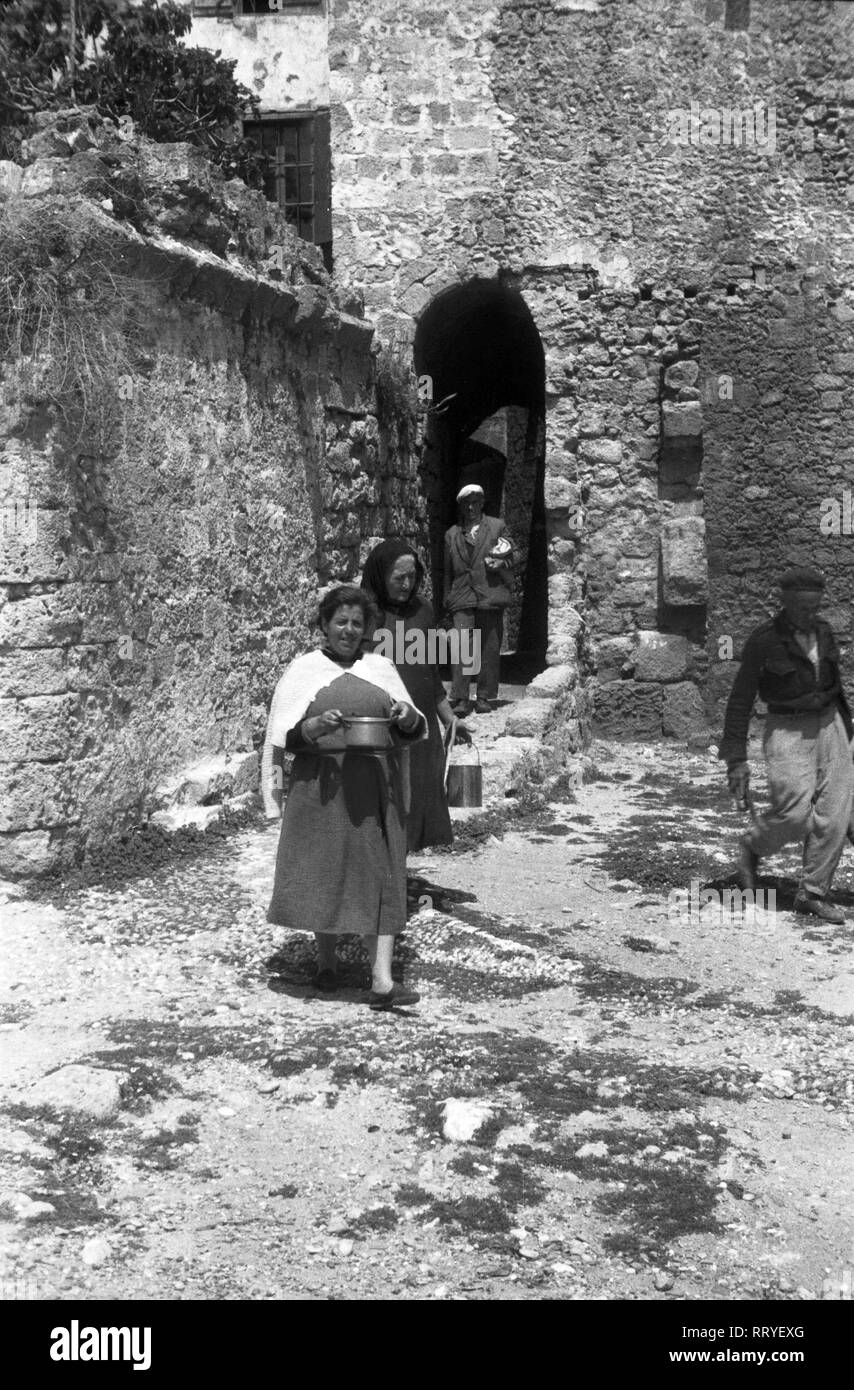 Griechenland, Greece - Die Frauen haben gekocht und bringen das Essen nach draußen, Griechenland, 1950er Jahre. Wife prepared lunch and takes it outside, Greece, 1950s. Stock Photo