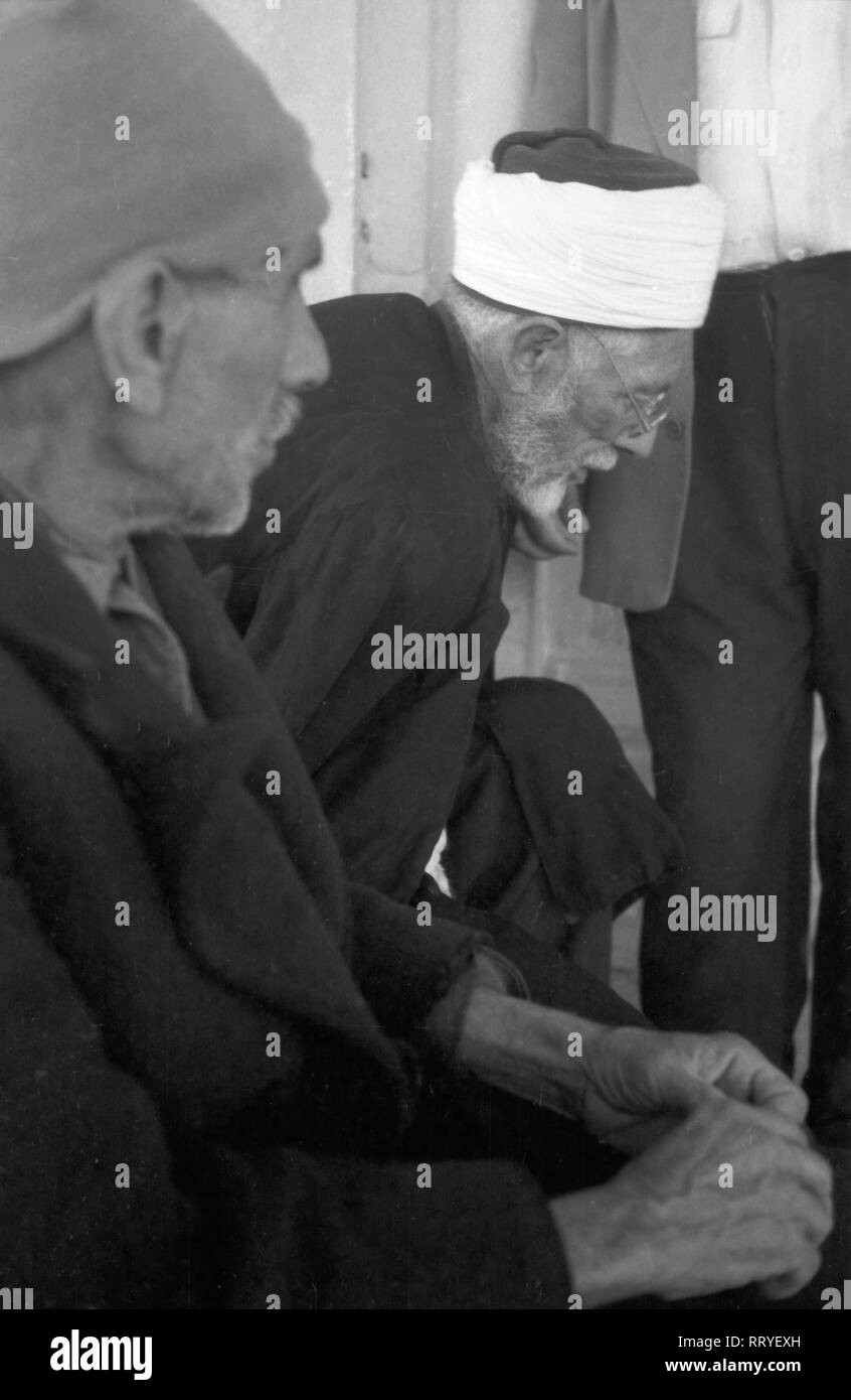 Griechenland, Greece - Zwei Männer bei einer Unterhaltung in einer Moschee in Griechenland, 1950er Jahre. Two men talking in a mosque in Greece, 1950s. Stock Photo