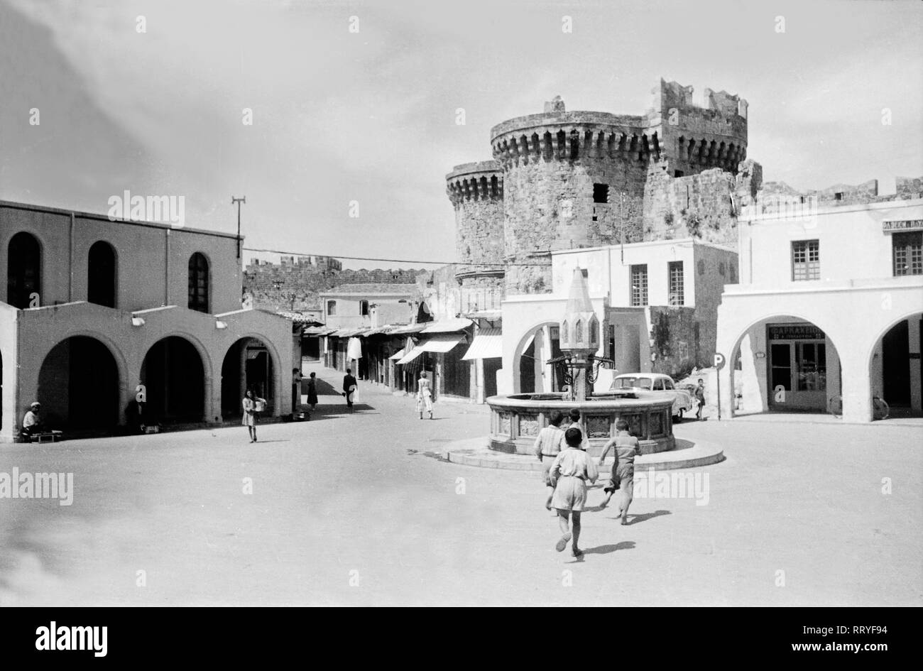 Griechenland, Greece - Kinder rennen zum Brunnen auf dem Dorfplatz in Griechenland, 1950er Jahre. Children running to a fountain on the village square in Greece, 1950s. Stock Photo