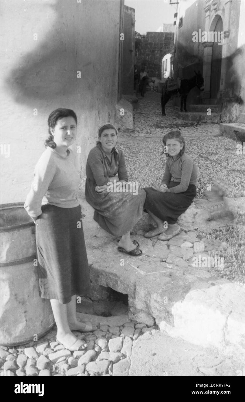 Griechenland, Greece - Drei junge Mädchen unterhalten sich vor einem Haus auf Rhodos, Griechenland, 1950er Jahre. Three young girls talking in front of a house on Rhodos, Greece, 1950s. Stock Photo