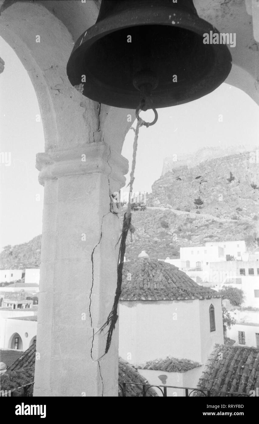 Griechenland, Greece - Glocke im Kirchturm der Panagia Kirche auf Rhodos, Griechenland, 1950er Jahr. Bell in the belfry of Panagia church on Rhodos, Greece, 1950s. Stock Photo