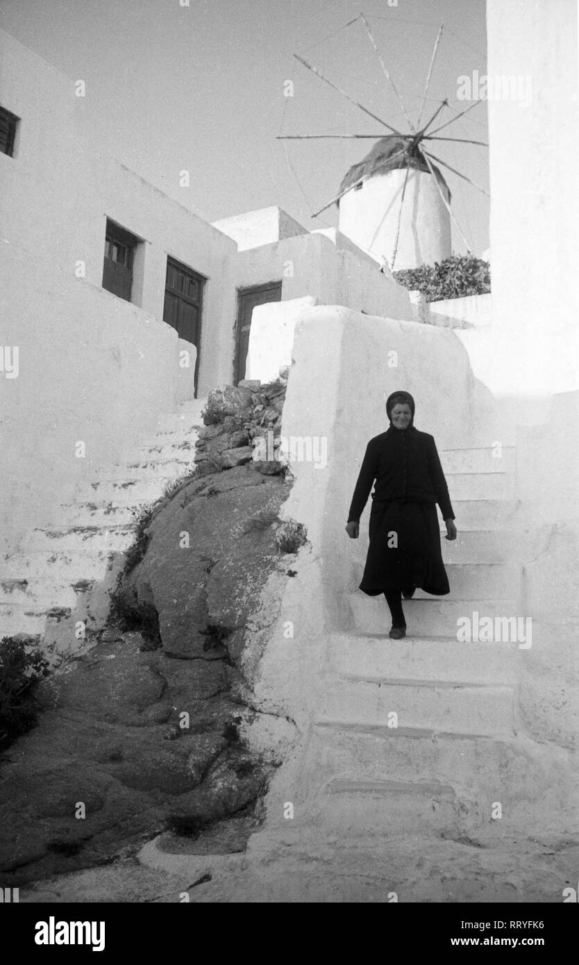 Griechenland, Greece - Eine Frau geht eine Treppe hinunter auf die Straße in Griechenland, 1950er Jahre. A woman going downstairs to the street in Greece, 1950s. Stock Photo