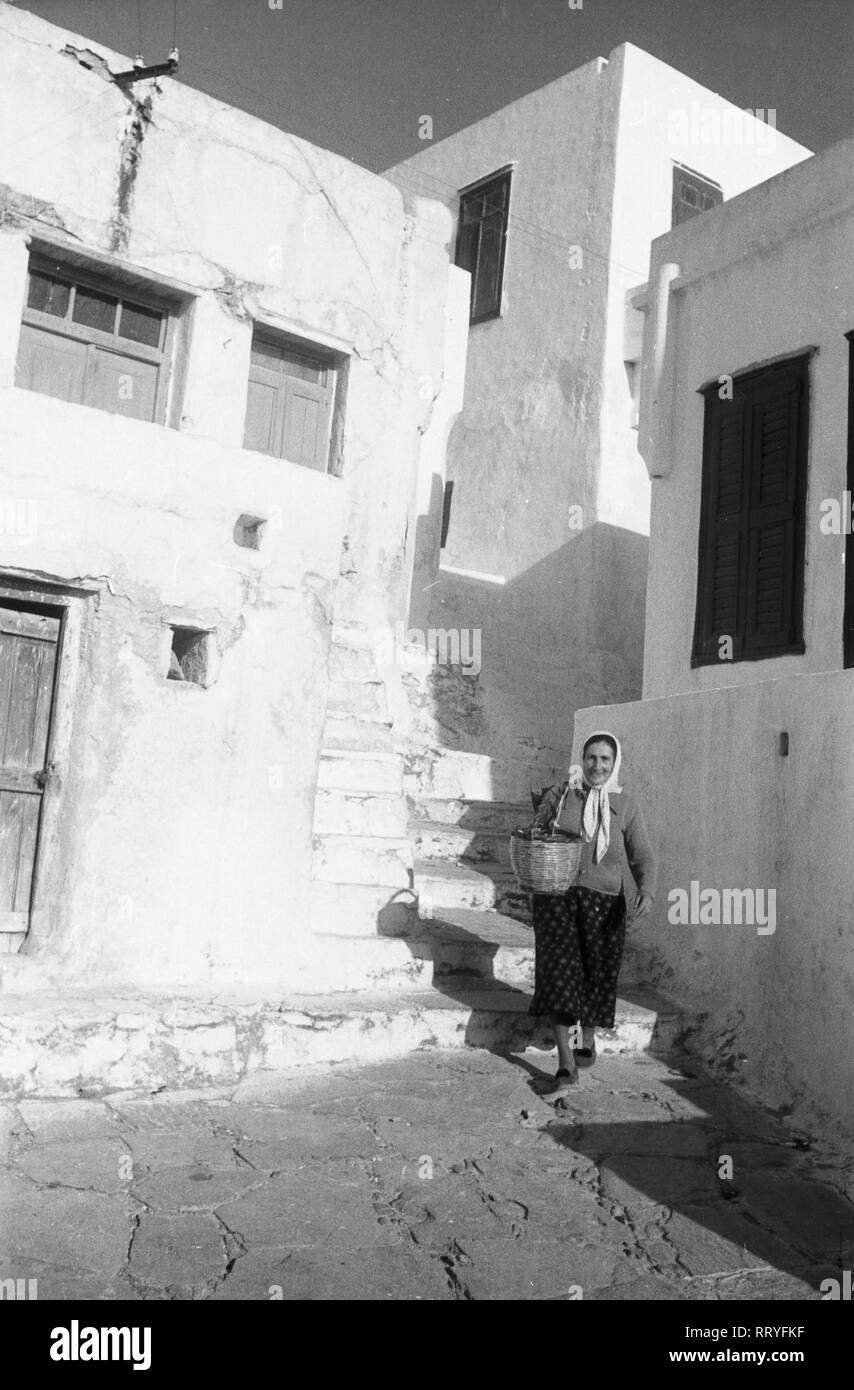 Griechenland, Greece - Eine Frau macht sich auf den Weg zum Einkaufen in Griechenland, 1950er Jahre. A woman goes out for shopping in Greece, 1950s. Stock Photo