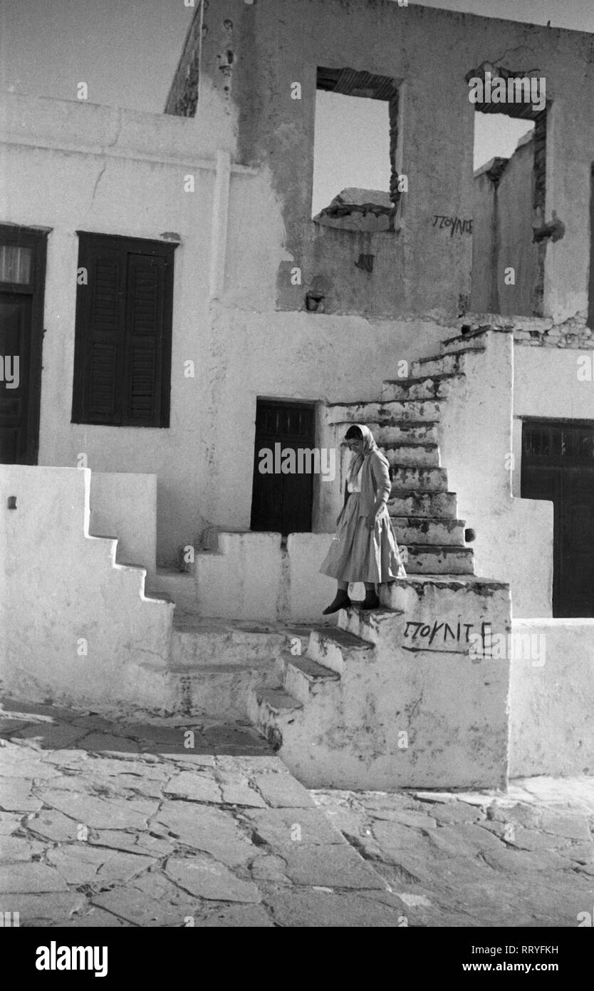 Griechenland, Greece - Eine Frau geht eine Treppe hinunter auf die Straße in Griechenland, 1950er Jahre. A woman going downstairs to the street in Greece, 1950s. Stock Photo