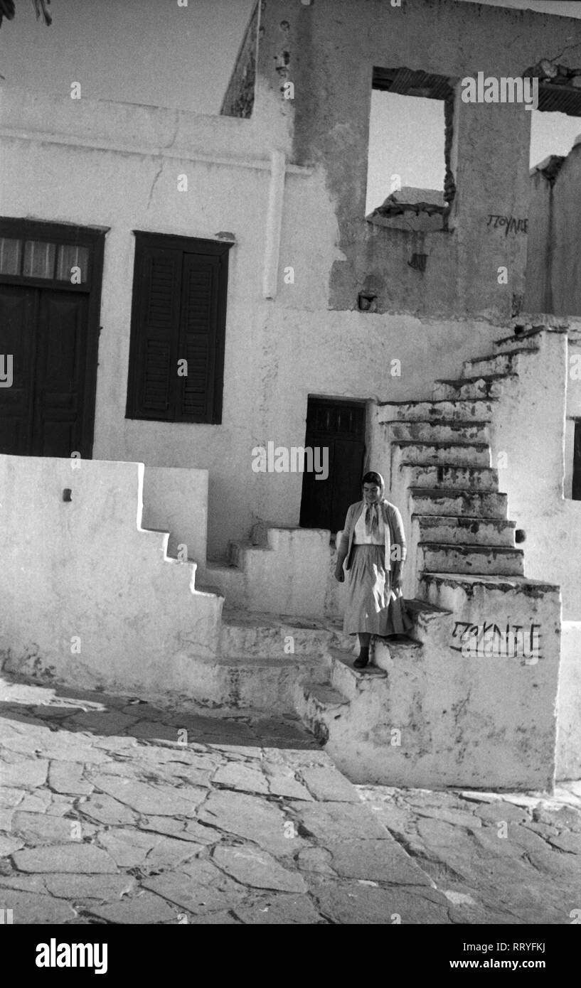 Griechenland, Greece - Eine Frau geht eine Treppe hinunter auf die Straße in Griechenland, 1950er Jahre. A woman going downstairs to the street in Greece, 1950s. Stock Photo