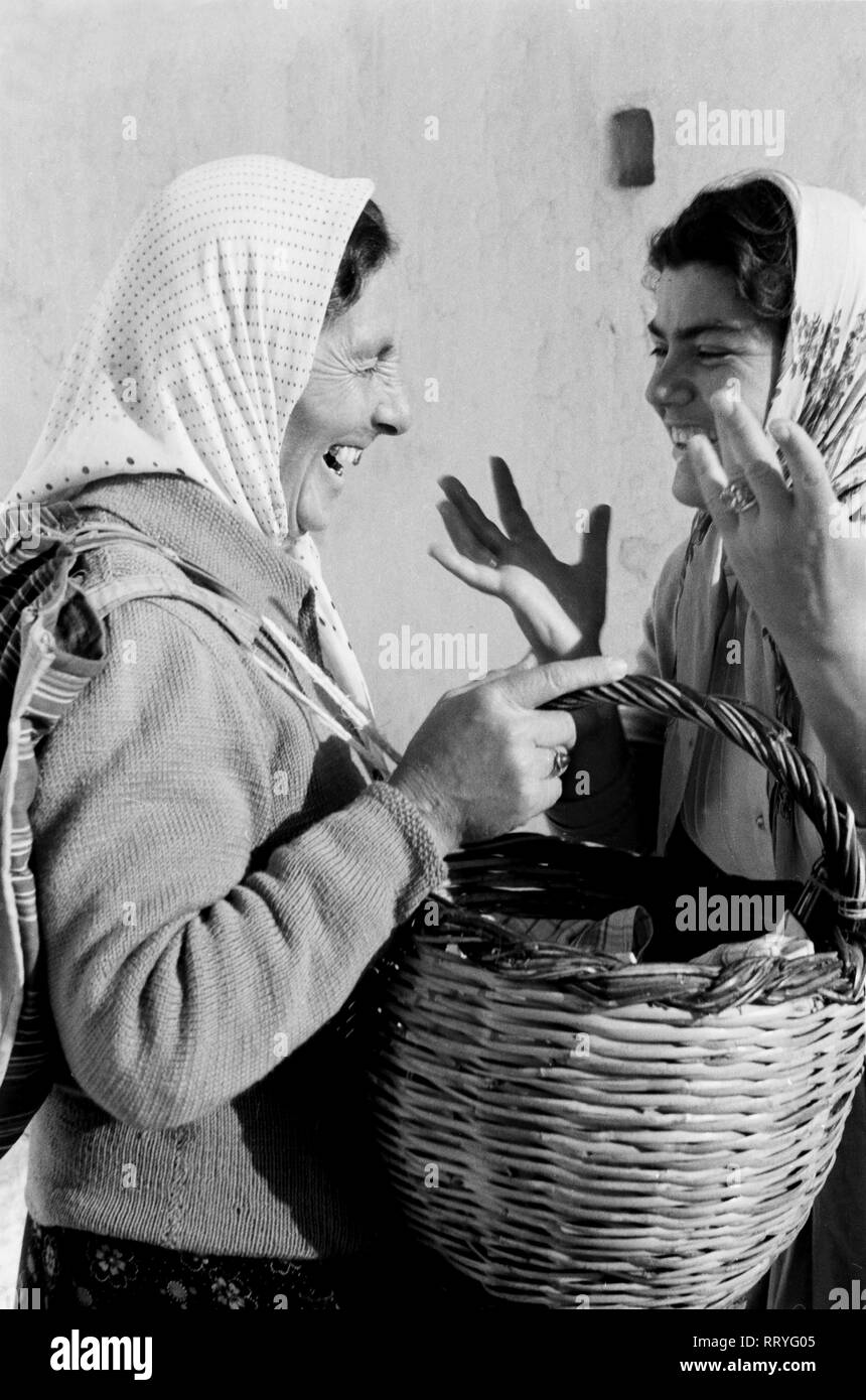 Griechenland, Greece - Zwei Frauen bei einer lustigen Unterhaltung in Griechenland, 1950er Jahre. Two women chatting and laughing in Greece, 1950s. Stock Photo