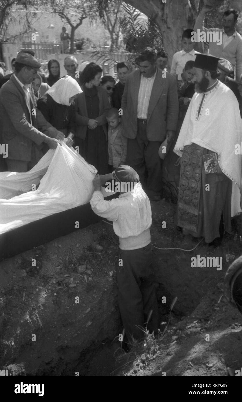 Griechenland, Greece - Freunde und Familie bei einer Beerdigung in Griechenland, 1950er Jahre. Friends and family at a burial in Greece, 1950s. Stock Photo