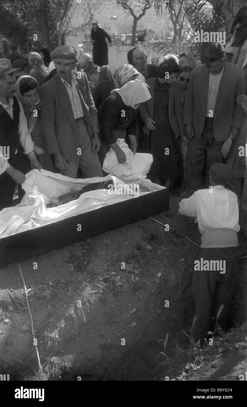 Griechenland, Greece - Freunde und Familie bei einer Beerdigung in Griechenland, 1950er Jahre. Friends and family at a burial in Greece, 1950s. Stock Photo