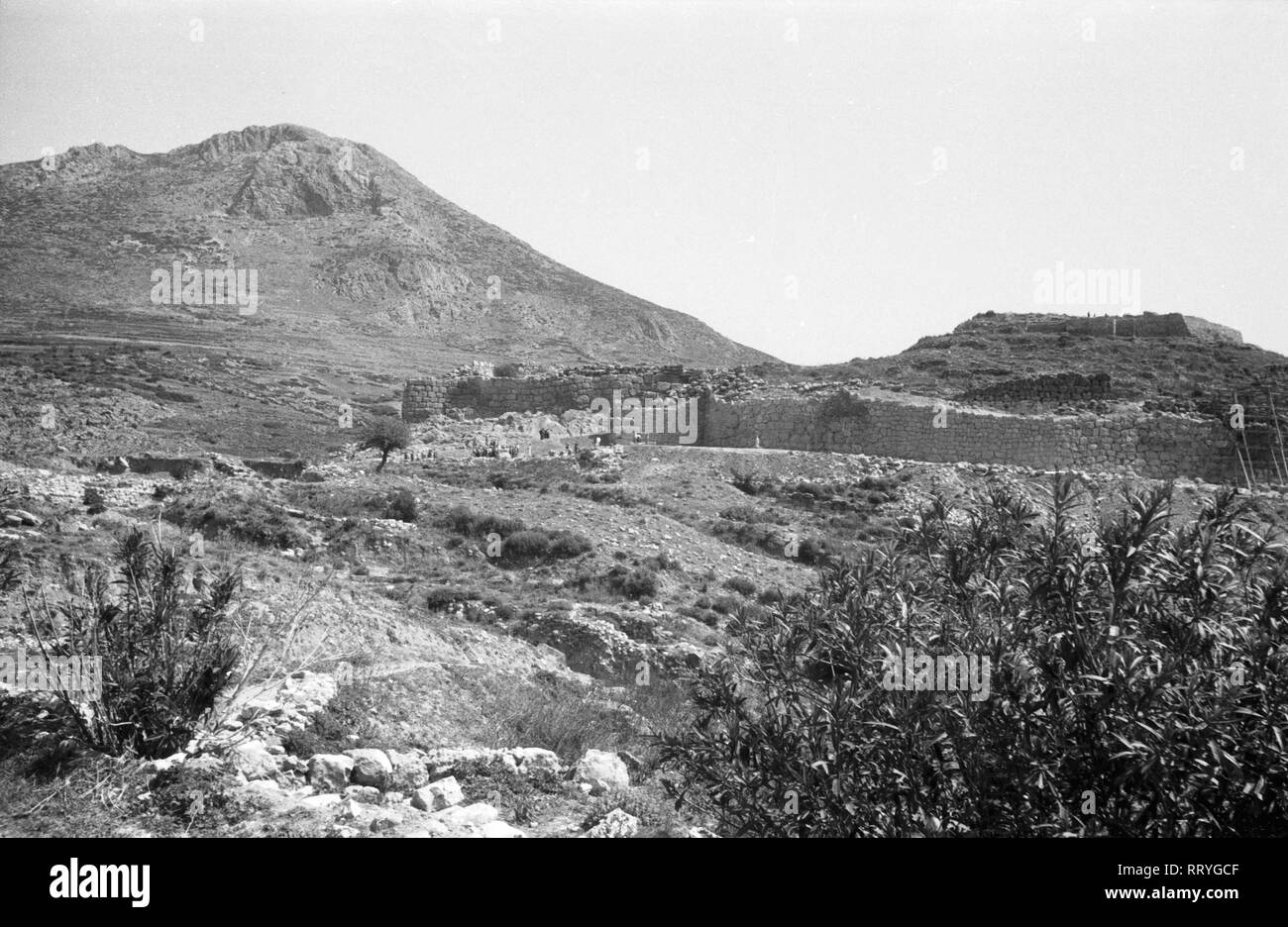 Griechenland, Greece - Ein Berg erhebt sich über einer archäologischen Fundstätte in Griechenland, 1950er Jahre. A mountain over an archaeological site in Greece, 1950s. Stock Photo