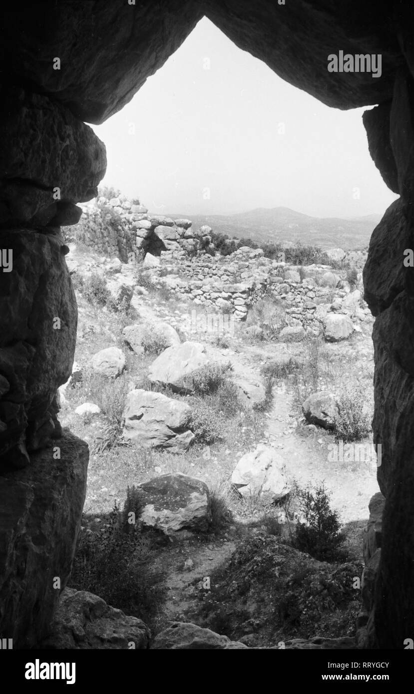 Griechenland, Greece - Ein Durchgang in einer archäologischen Stätte in Griechenland, 1950er Jahre. A passage at an archaeological site in Greece, 1950s. Stock Photo